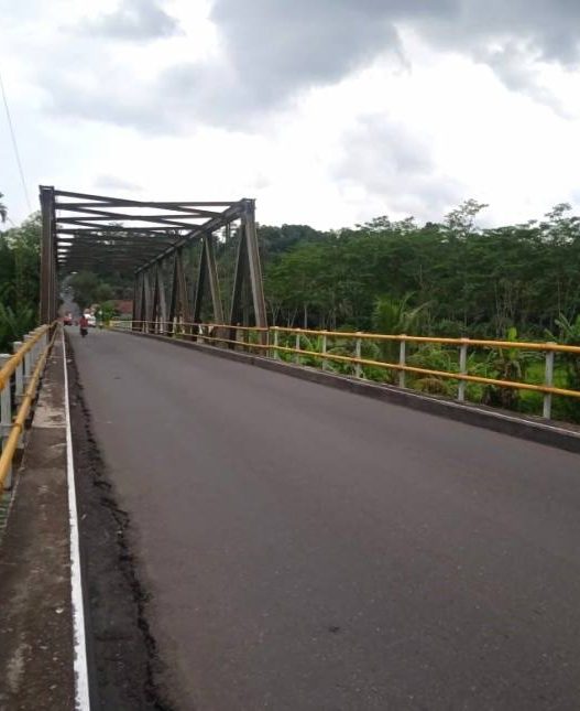 Jalan baru belum ada garis marka jalan di ruas bobotsari karanganyar