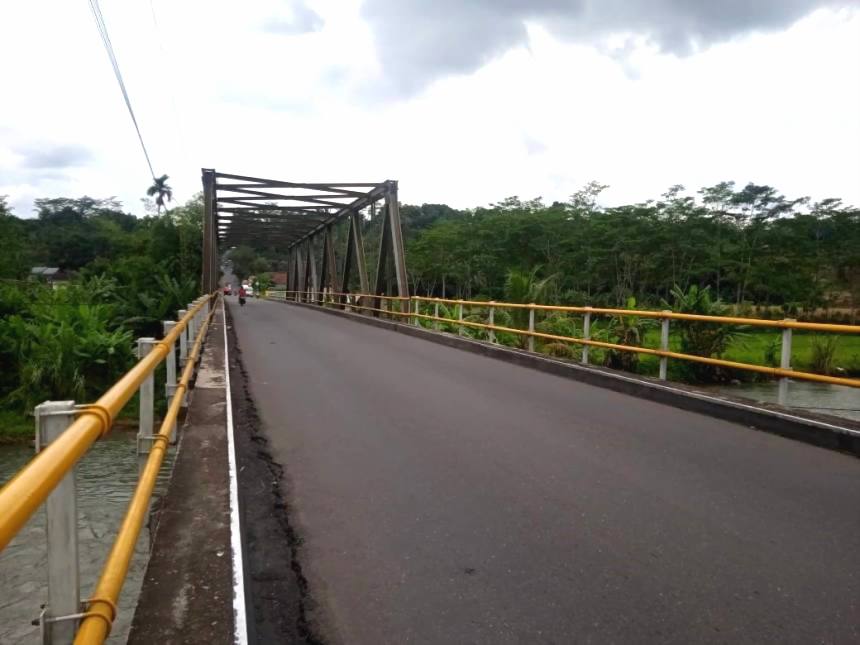 Jalan baru belum ada garis marka jalan di ruas bobotsari karanganyar