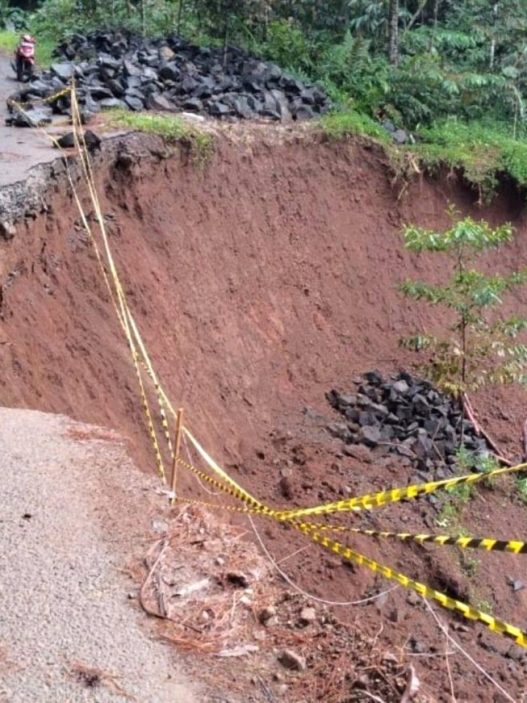 Jalan longsor di desa watuagung banyumas akibat hujan deras