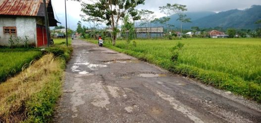 Jalan rusak kalibening tak kunjung diperbaiki, refocusing anggaran 2025 jadi penghambat