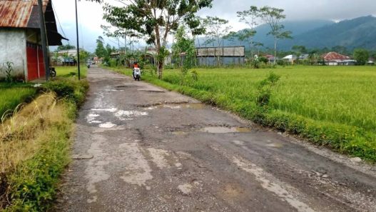 Jalan rusak kalibening tak kunjung diperbaiki, refocusing anggaran 2025 jadi penghambat