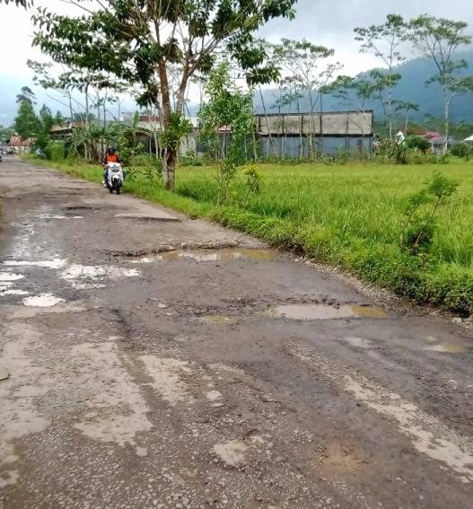 Jalan rusak kalibening tak kunjung diperbaiki, refocusing anggaran 2025 jadi penghambat