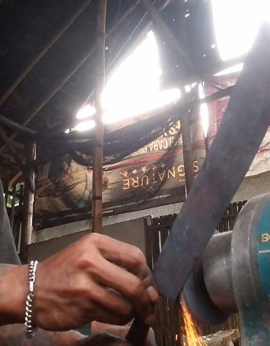 Jelang idul adha 2025, permintaan alat sembelih sapi dan kambing meningkat, empu di banyumas kebanjiran pesanan