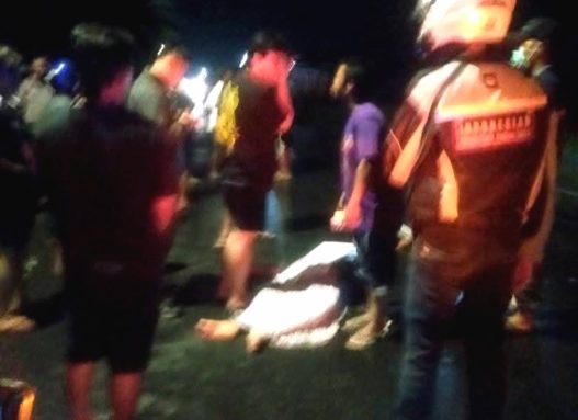 Kecelakaan adu banteng antara dua sepeda motor terjadi di jalan raya bukateja