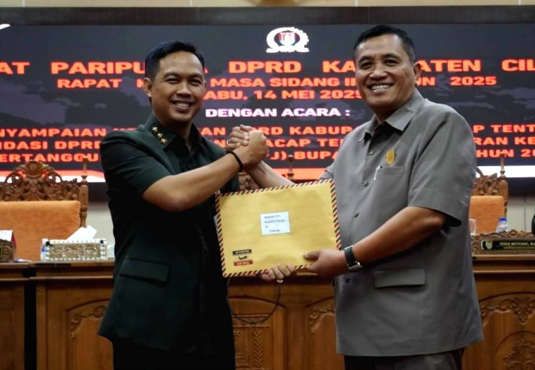 Ketua dprd cilacap taufik nurhidayat serahkan rekomendasi lkpj 2024 kepada bupati syamsul aulia rachman