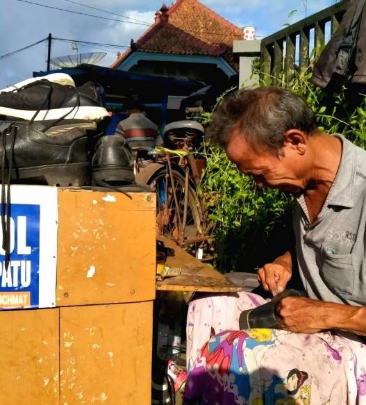 Kisah rochmat sodiqin, tukang sol sepatu yang berjuang untuk berhaji