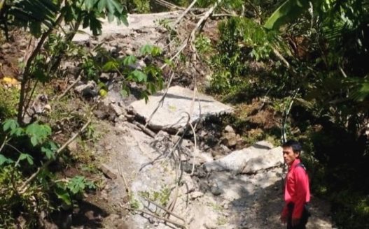 Kondisi jalan patah akibat tanah gerak di desa sijeruk kecamatan banjarmangu