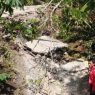 Kondisi jalan patah akibat tanah gerak di desa sijeruk kecamatan banjarmangu