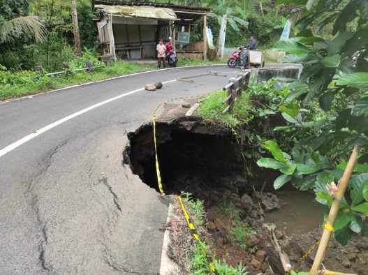 Kondisi ruas jalan keniten peninis, desa windujaya, kecamatan kedungbanteng yang mengalami longsor
