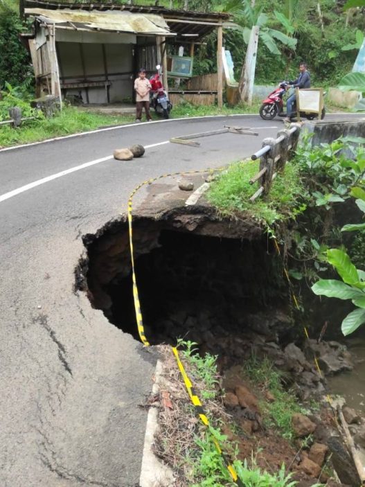 Kondisi ruas jalan keniten peninis, desa windujaya, kecamatan kedungbanteng yang mengalami longsor