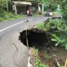 Kondisi ruas jalan keniten peninis, desa windujaya, kecamatan kedungbanteng yang mengalami longsor
