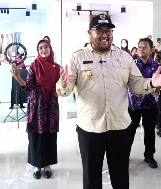 Kunjungi smkn 1 purbalingga, wabup dimas dukung link and match siswa melek digital