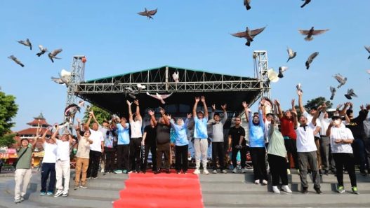 Launching pelepasan burung merpati di alun alun pancasila kebumen