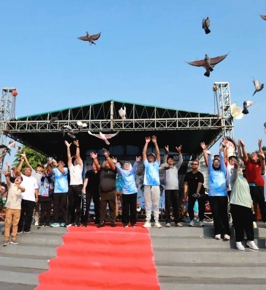 Launching pelepasan burung merpati di alun alun pancasila kebumen