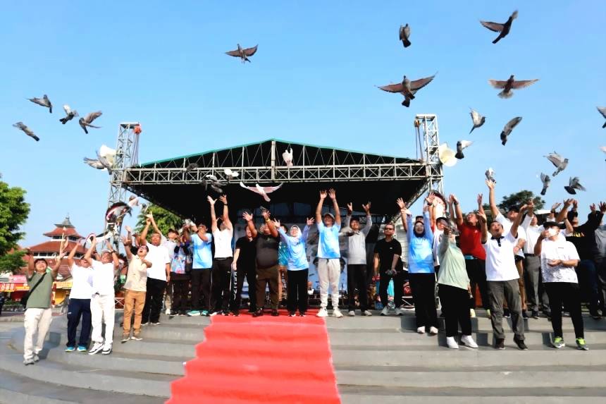 Launching pelepasan burung merpati di alun alun pancasila kebumen