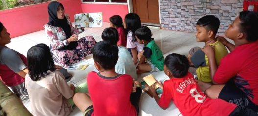 Layanan read aloud yang dilaksanakan oleh tbm pustaka nusantara.