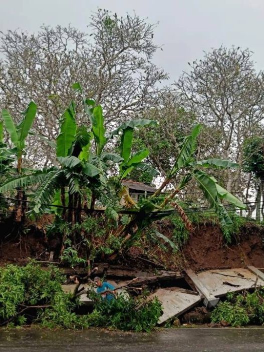 Longsor tembok makam di kedungwuluh purwokerto