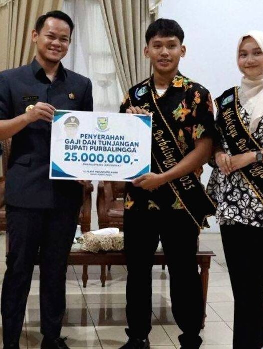 Menyerahkan gaji dan tunjangan bulan april 2025 kepada 20 orang finalis kakang mbekayu purbalingga 2025