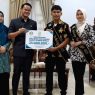 Menyerahkan gaji dan tunjangan bulan april 2025 kepada 20 orang finalis kakang mbekayu purbalingga 2025