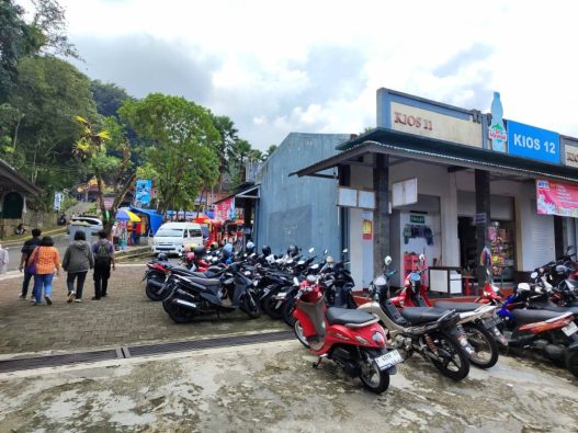 Parkir pengunjung lokawisata baturraden