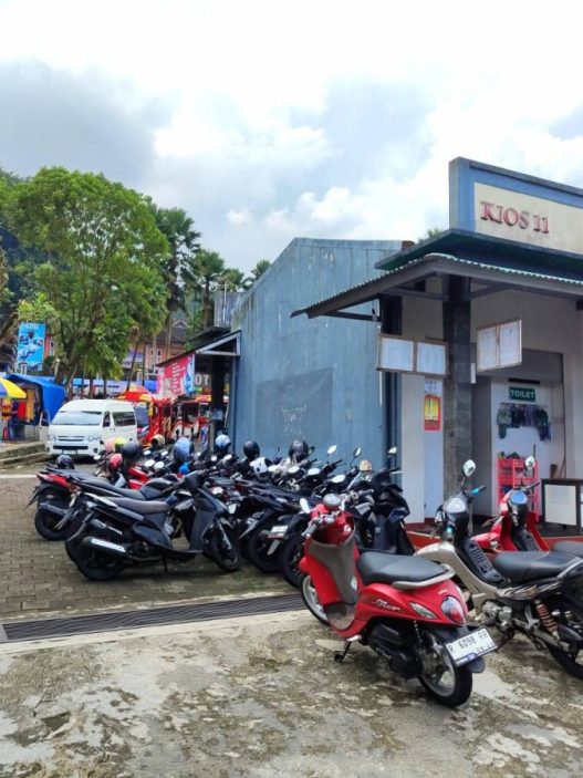 Parkir pengunjung lokawisata baturraden