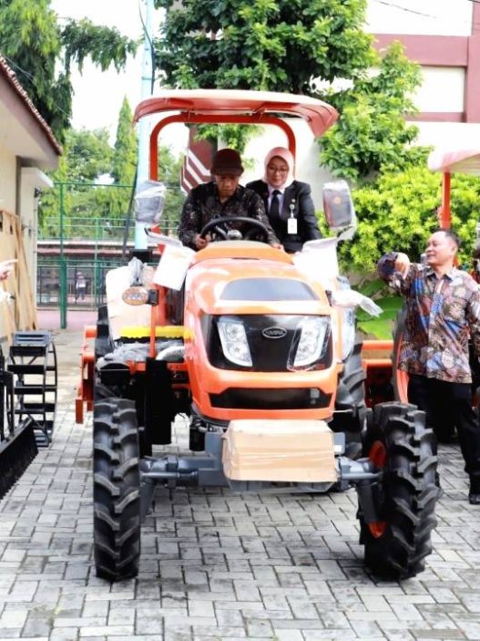 Pemkab bagikan 231 alsintan