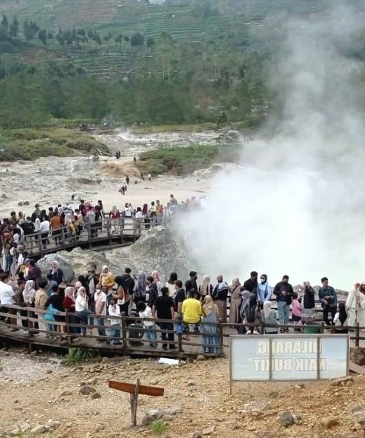 Pengunjung kawah sikidang