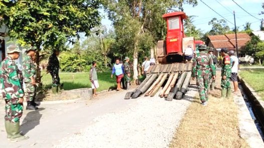 Persiapan alat berat tampak diturunkan di desa kaliwungu, kecamatan nusawungu untuk pelaksaan program tmmd di wilayah tersebut.