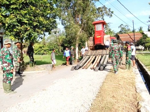 Persiapan alat berat tampak diturunkan di desa kaliwungu, kecamatan nusawungu untuk pelaksaan program tmmd di wilayah tersebut.