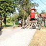 Persiapan alat berat tampak diturunkan di desa kaliwungu, kecamatan nusawungu untuk pelaksaan program tmmd di wilayah tersebut.
