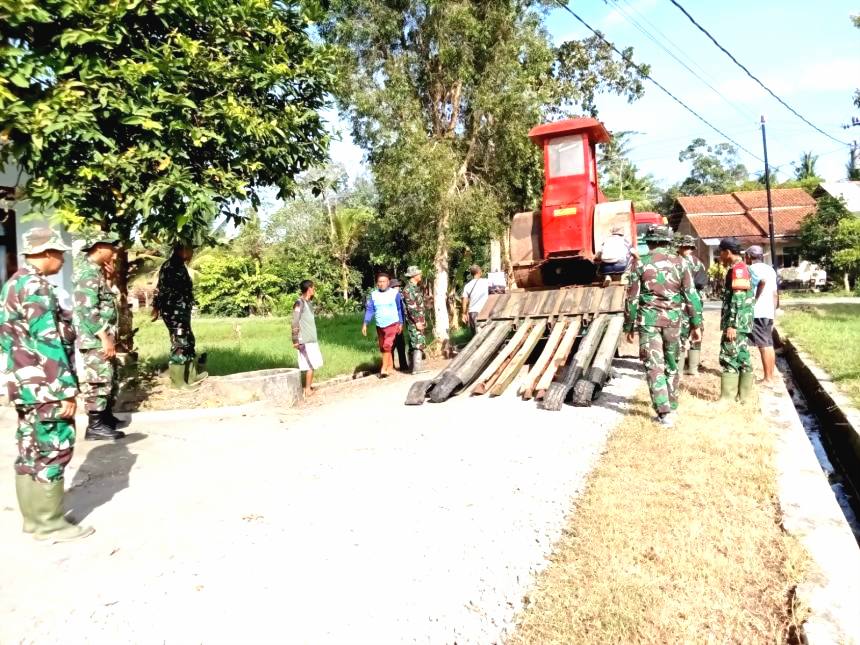 Persiapan alat berat tampak diturunkan di desa kaliwungu, kecamatan nusawungu untuk pelaksaan program tmmd di wilayah tersebut.