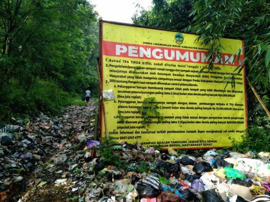 Pintu masuk tpa tipar kidul penuh sampah