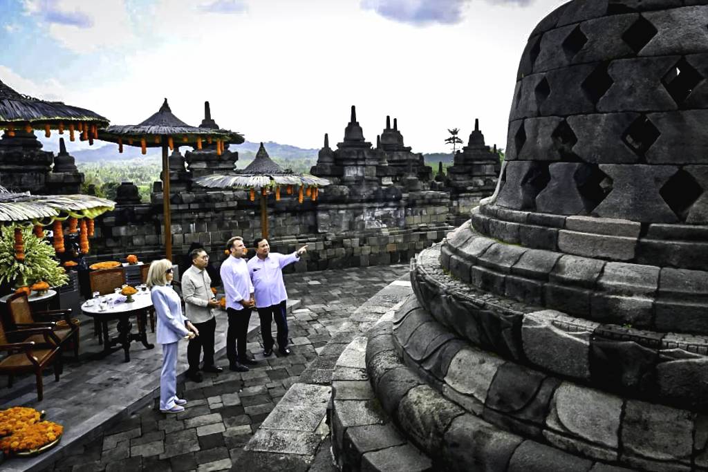 Presiden prabowo dan presiden macron di borobudur