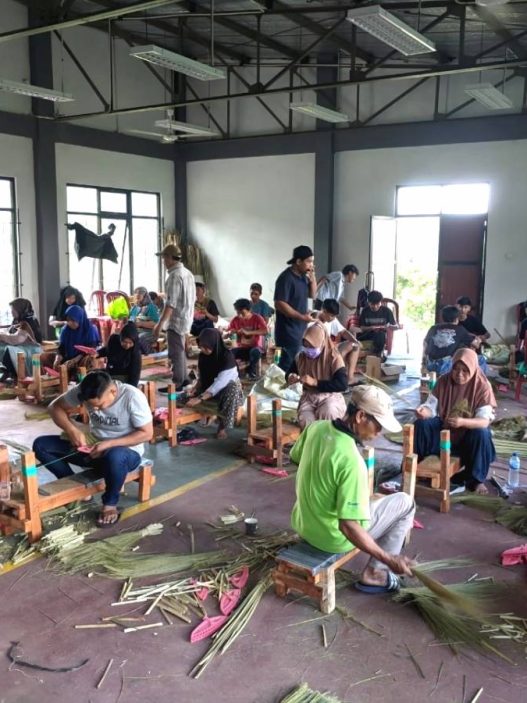 Produktif pelatihan kepada pengrajin dan masyarakat untuk mengoptimalkan daya saing sapu glagah di karangreja.
