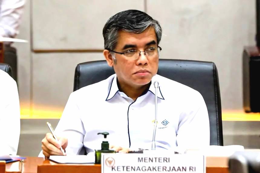 Regulasi menteri ketenagakerjaan yassierli memberikan keterangan terkait permitaan presiden untuk menghapus outsourcing.