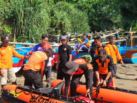 Remaja terseret ombak di pantai lampon,