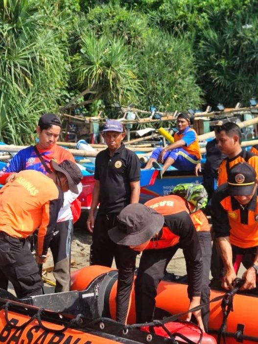 Remaja terseret ombak di pantai lampon,