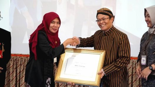 Reward tiga sekolah di kabupaten purbalingga mendapatkan penghargaan dari kementerian pendidikan dasar dan menengah republik indonesia.