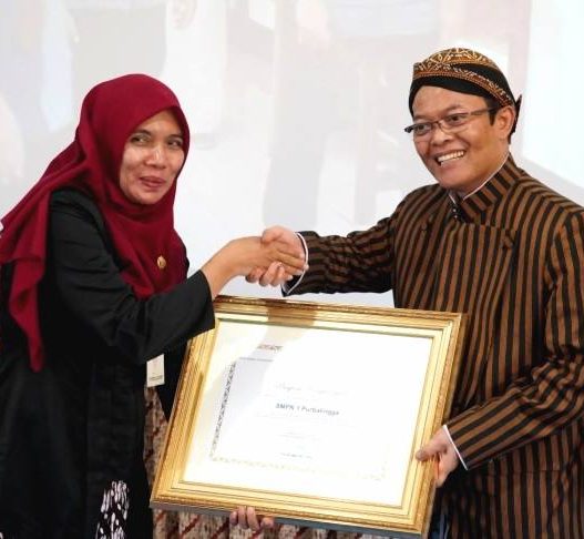 Reward tiga sekolah di kabupaten purbalingga mendapatkan penghargaan dari kementerian pendidikan dasar dan menengah republik indonesia.