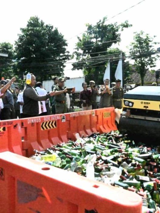 Ribuan botol miras dimusnahkan satpol pp banjarnegara
