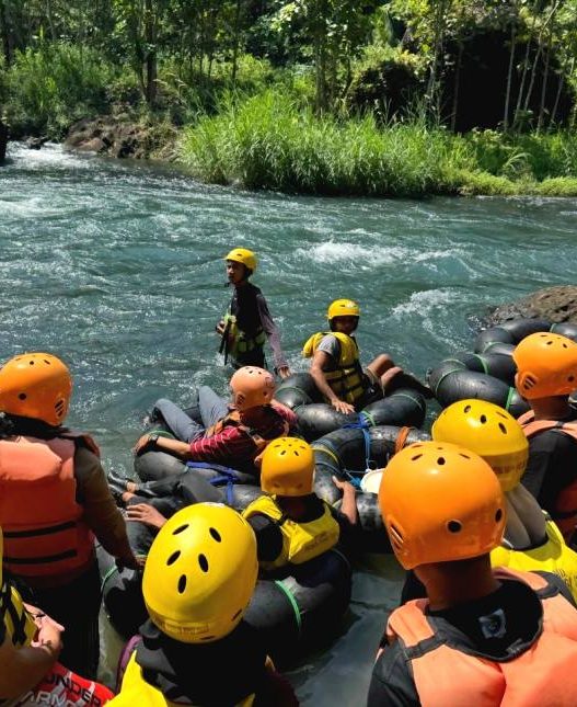 River tubing sendangdalem, tempat hiling favorit di kawasan geopark kebumen