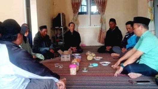 Rumah duka perwakilan kemenag banjarnegara saat takziah di rumah duka di wanayasa.