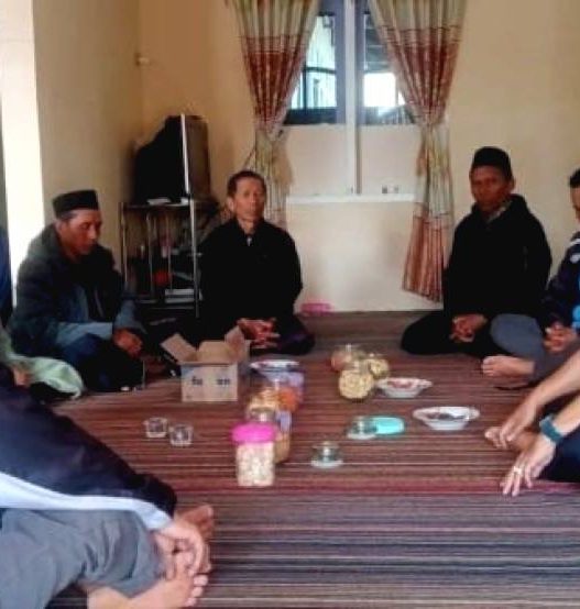 Rumah duka perwakilan kemenag banjarnegara saat takziah di rumah duka di wanayasa.