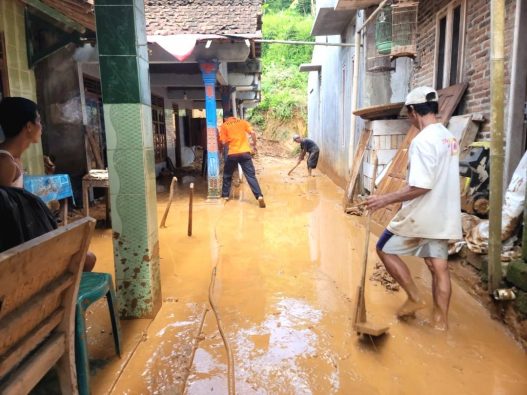 Rumah jebol dihantam longsor