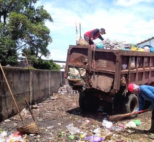 Rusak kondisi dump truk tpst sumpiuh yang rusak berat
