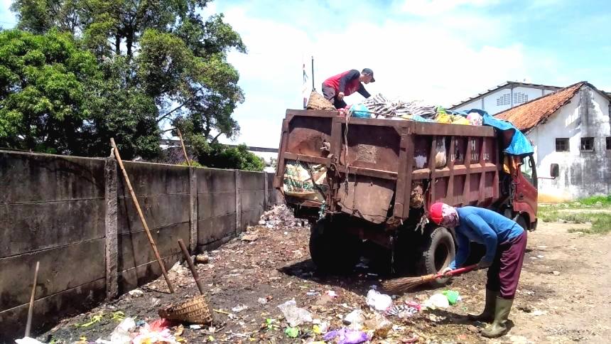 Rusak kondisi dump truk tpst sumpiuh yang rusak berat