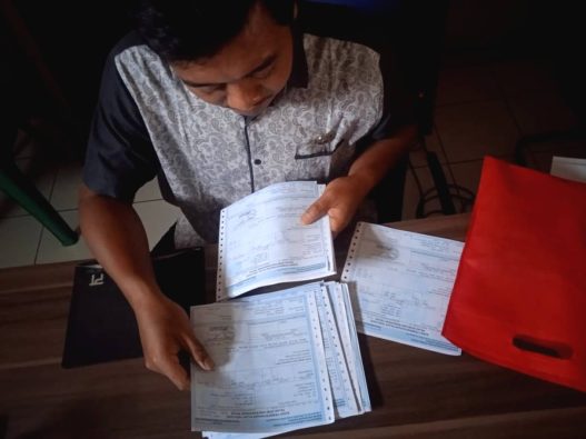 Salah seorang perangkat desa di desa klapasawit, kalimanah sedang memilah sppt