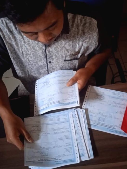 Salah seorang perangkat desa di desa klapasawit, kalimanah sedang memilah sppt