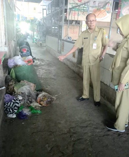 Sampah menumpuk salah satu kondisi pasar sidodadi cilacap tampak membutuhkan perbaikan atau penambahan sarpras kebersihan.