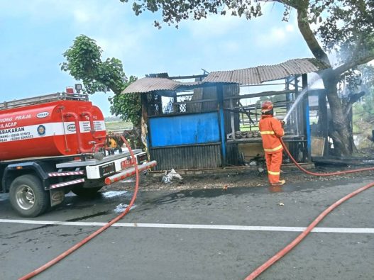 Semprot petugas damkar kroya saat melakukan pemadaman